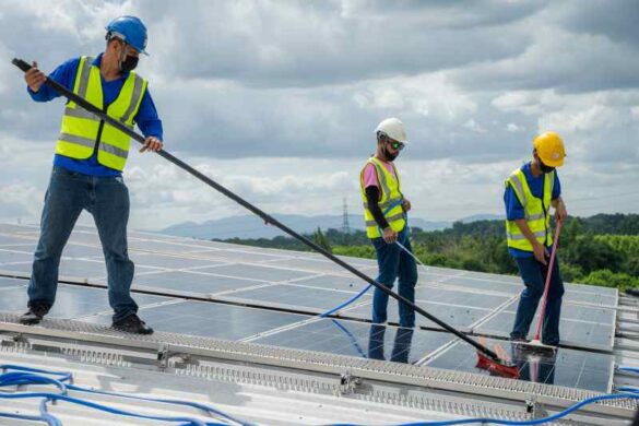 Comment nettoyer des panneaux solaires sur le toit : astuces pour maximiser leur efficacité